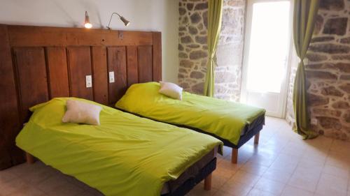 Кровать или кровати в номере Gite CANTAUVERGNE