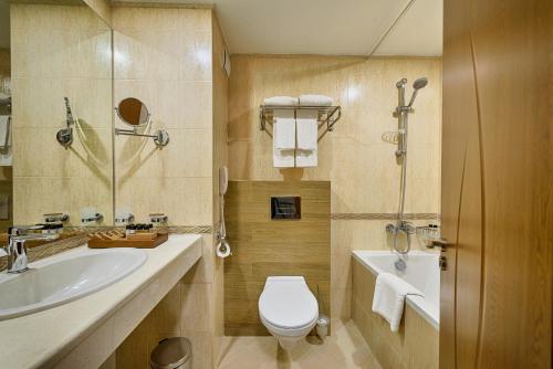 Et badeværelse på Katarino SPA Hotel