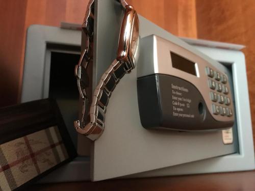 a cell phone is plugged into a toaster oven at Hotel Parco Delle Rose in San Giovanni Rotondo