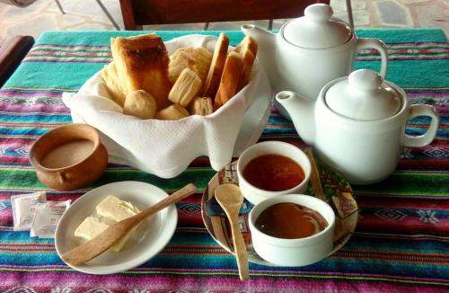 una mesa con una cesta de pan y tazas de té en Vistas Apart en Embalse