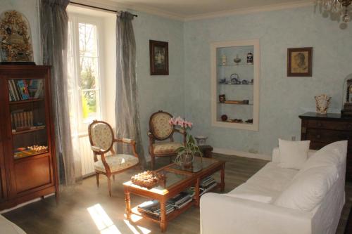 un salon avec un canapé blanc et des chaises dans l'établissement Domaine du Haul, à Catteville