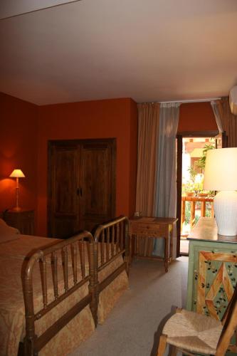 a bedroom with a bed and a table with a lamp at La Posada de Don Mariano in Pedraza-Segovia