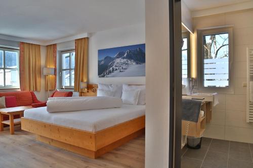 Una cama o camas en una habitación de Landgasthof Pfeffermühle