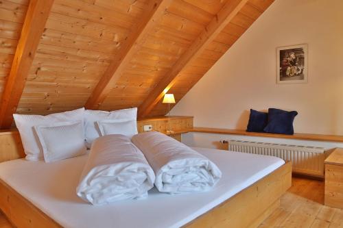 Una cama o camas en una habitación de Landgasthof Pfeffermühle