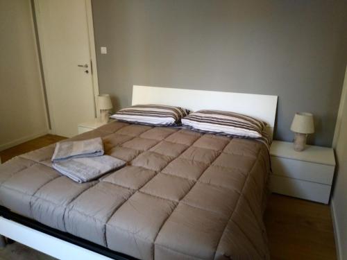 Un dormitorio con una cama grande con dos almohadas. en Ak Holidays Apartment 59, en Bolonia