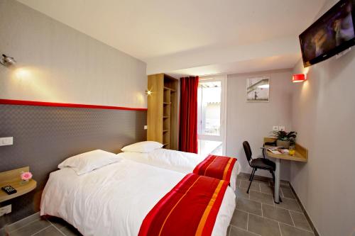 A bed or beds in a room at The Originals City, Hôtel Albizia, Sarlat-la-Canéda (Inter-Hotel)