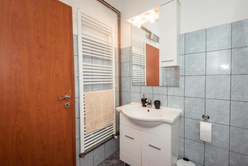 Marinus Apartments tesisinde bir banyo