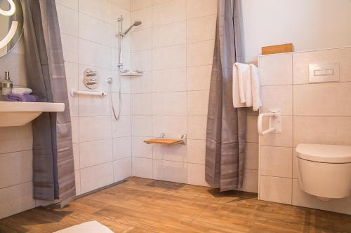 bagno con doccia e servizi igienici. di Schmid's Landhaus a Werdum