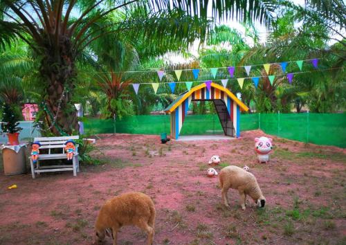 北柳府的住宿－道建特拉美景酒店，一群羊在有栅栏的院子内放牧
