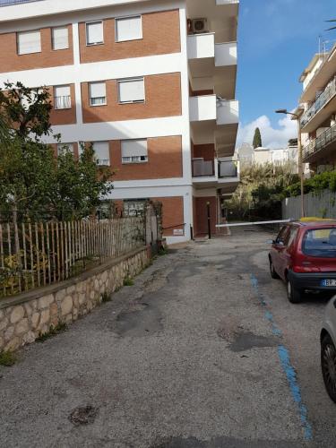 een parkeerplaats voor een gebouw bij Casa Vittoria in Gaeta