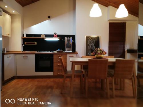 una cucina con tavolo e una sala da pranzo di Happy House a Gubbio