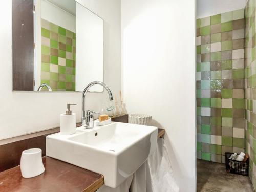 マルセイユにあるWelkeys Apartment - Sainteのバスルーム(洗面台、鏡付)