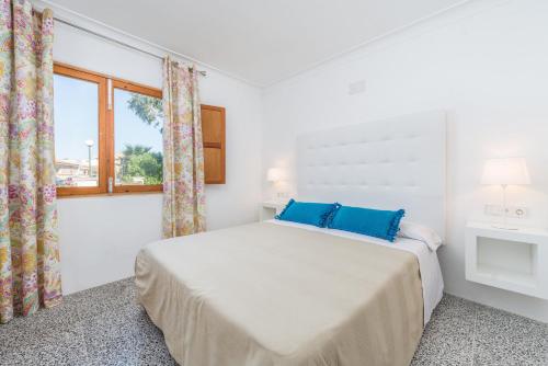 um quarto branco com uma cama e uma janela em Villa EL LAGO ALCUDIA em Alcudia