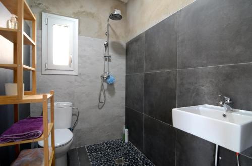 レスカラにあるLes Escolesのバスルーム(白い洗面台、トイレ付)