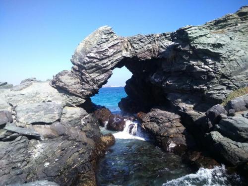 an arch in the rocks next to the ocean at Kunza Kamanchacos in Punta de Choros
