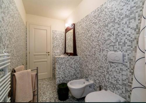 bagno con servizi igienici e lavandino di Villa Edoardo a Rapallo
