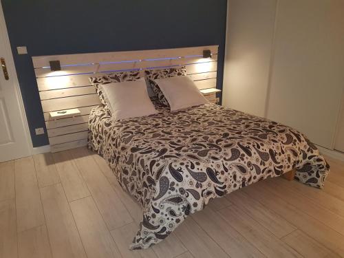 A bed or beds in a room at La Clémencerie Chambre d'hôtes