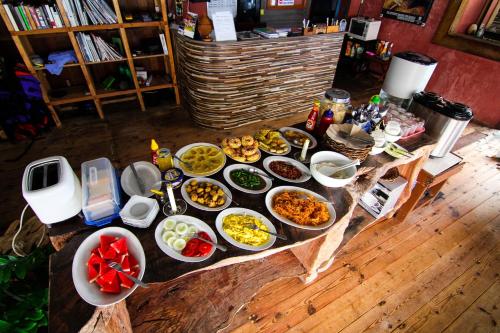 einen Tisch mit einem Haufen verschiedener Arten von Speisen in der Unterkunft Iboih inn in Sabang