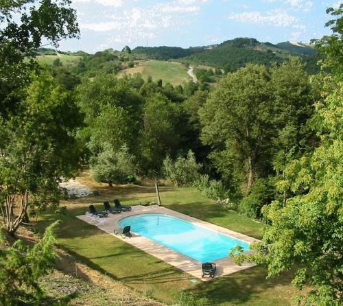 einen Pool inmitten eines Feldes mit Bäumen in der Unterkunft Agriturismo Frallarenza in Ficulle