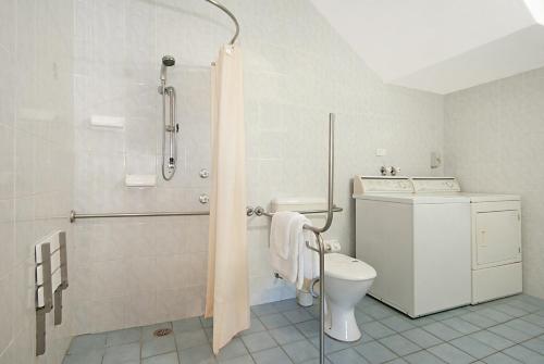 Vonios kambarys apgyvendinimo įstaigoje Byron Bayside Central Studio Apartments