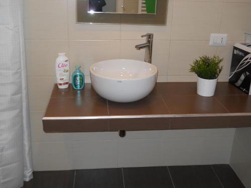 a bathroom with a bowl sink on a counter at Guest house Novecento in Palo del Colle