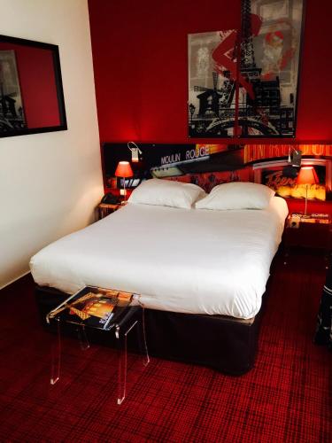 Ένα ή περισσότερα κρεβάτια σε δωμάτιο στο Hotel Le Cardinal Rueil Centre