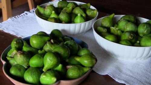 three bowls of green fruit on a table at Agriturismo Frallarenza in Ficulle