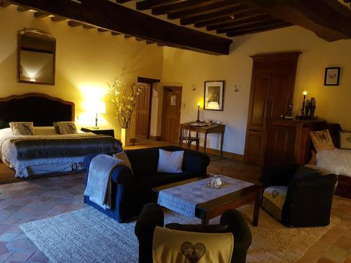 a living room with a bed and a couch at Le Café du Village - Bar à cocktails & à Ambiance in Lohéac