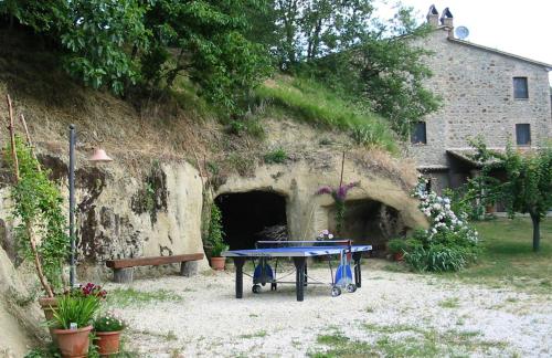 a ping pong table in front of a building at Agriturismo Frallarenza in Ficulle