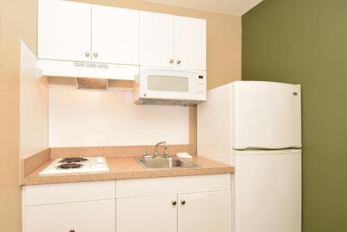 Kuchyň nebo kuchyňský kout v ubytování Extended Stay America Suites - Washington, DC - Fairfax - Fair Oaks