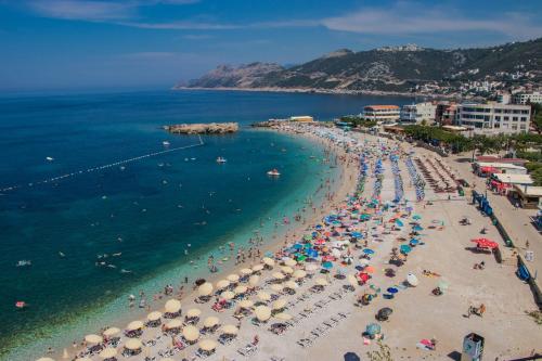Una vista aérea de una playa con gente y sombrillas. en Apartment Melina, en Dobra Voda