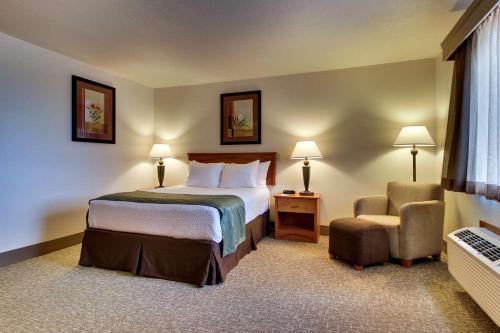 Кровать или кровати в номере Best Western West Hills Inn