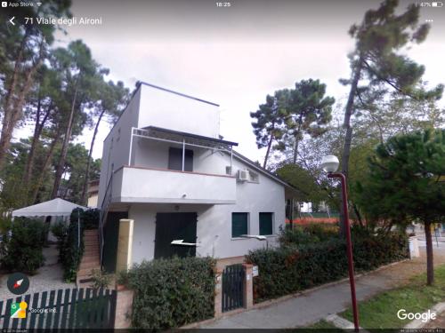 una casa blanca con una puerta negra en Appartamento La Valle, en Marina Romea