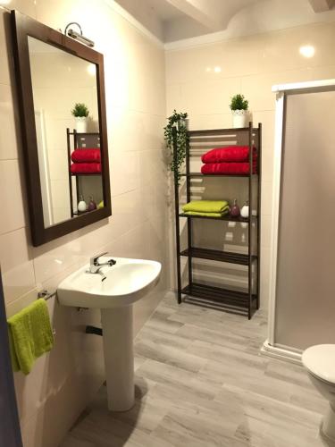 un baño con lavabo y espejo en Casa Rural Setenil, en Setenil