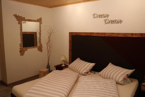 Postel nebo postele na pokoji v ubytování Ferienhaus Höll