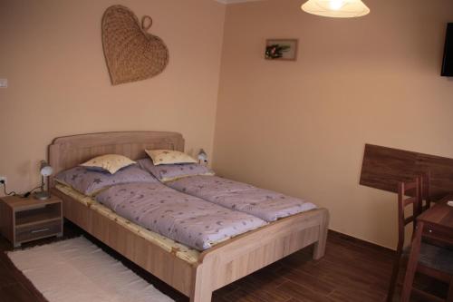 a bedroom with a bed in a room at Imola és Andrea Apartmanház 2 in Hajdúszoboszló
