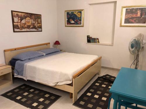 een slaapkamer met een bed en een blauwe tafel bij kaleMoruHouse in Geremèas