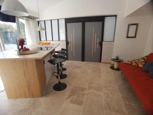 a kitchen and living room with a counter and a bar at Villa Mas de la Mer in La Ciotat
