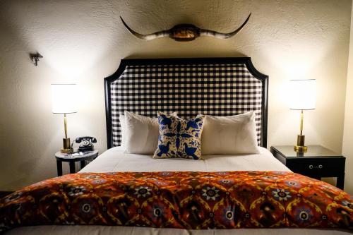 
A bed or beds in a room at Oceanpoint Ranch

