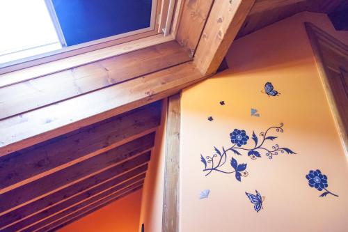 a room with butterflies and flowers on the wall at Pensión la Campanilla in La Penilla