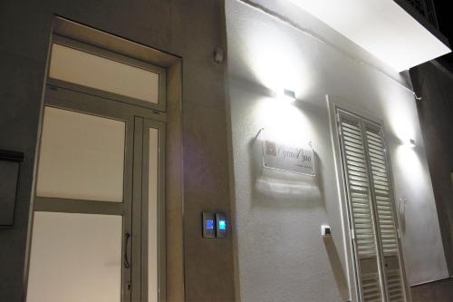 a hallway with a door and a window and a mirror at Bed Nonnonino in Porto Cesareo