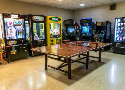a room with arcade games and a table in front at Abe Martin Lodge & Cabins in Nashville