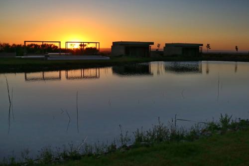 a sunset over a body of water with the sun setting at Casa Petrini in Tupungato