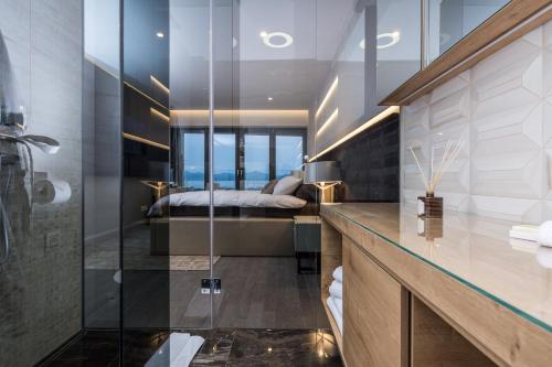 główna sypialnia z łóżkiem i szklaną ścianą w obiekcie Luxury Apartment Kortina w mieście Zadar