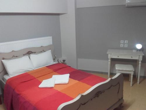 um quarto com uma cama com duas toalhas em Jennys Apartment em Preveza