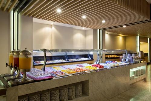 Una línea de buffet con muchos tipos diferentes de comida. en Royal Rio Palace Hotel, en Río de Janeiro