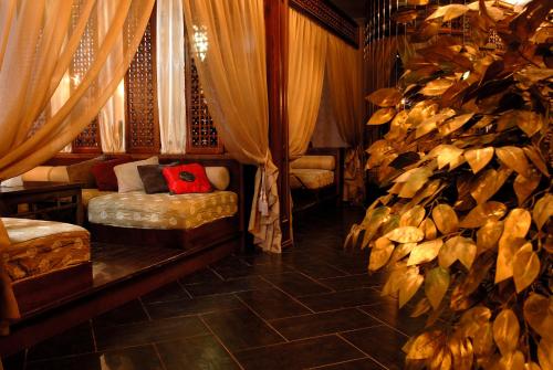 Tempat tidur dalam kamar di 7 Days Hotel Kamyanets-Podilskyi