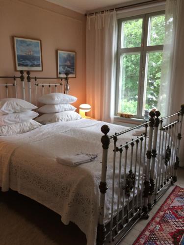 Ліжко або ліжка в номері B&B Direktörsvillan Oaxen