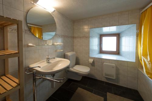 A bathroom at Ferienhaus Tinizong