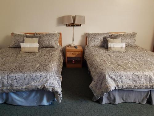 En eller flere senge i et værelse på Covered Bridge Inn & Suites